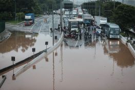 falta chuva enchente trabalhista trabalho justificável abono ônibus alagado alagamento